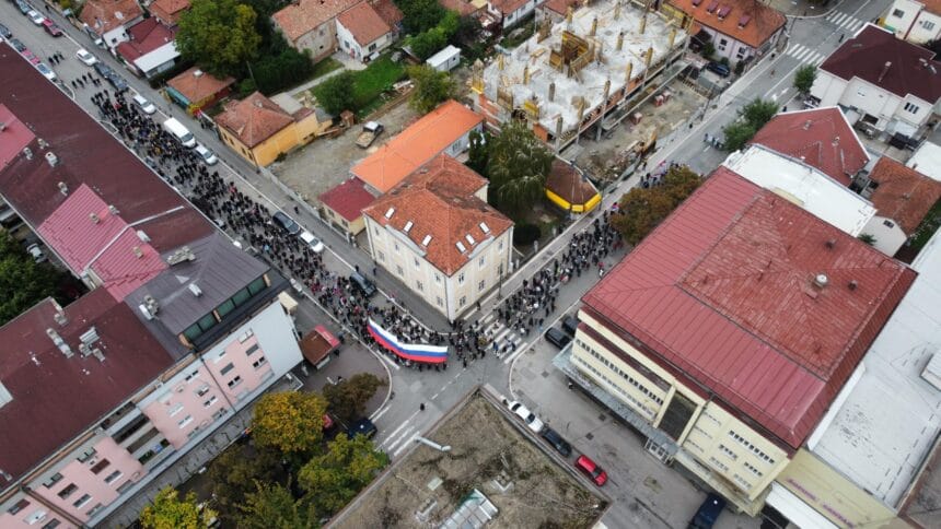 Skup „Kraljevo protiv blokada“ – poruke mira uz zastave i zatvorene ulice