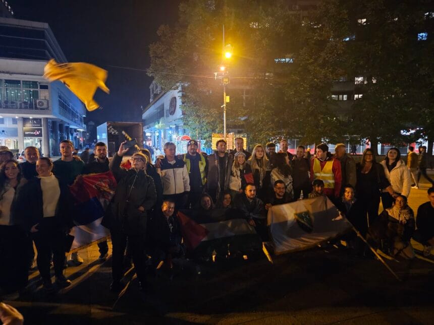 Studente iz Novog Pazara u Kraljevu dočekali bakljama, konfetama i aplauzom