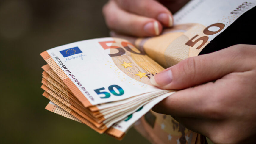 Uhapšen Kraljevčanin zbog prevare od više od 20.000 evra 11 novac euro brojanje prevara radiosloboda