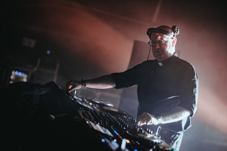 Sveštenik za oltarom, DJ za miksetom: fenomen Padre Guilhermea