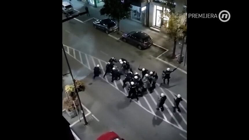 Film o policijskoj brutalnosti „Presedan“ tokom akcije „Da i oni vide!“ ispred Policijske uprave Kraljevo