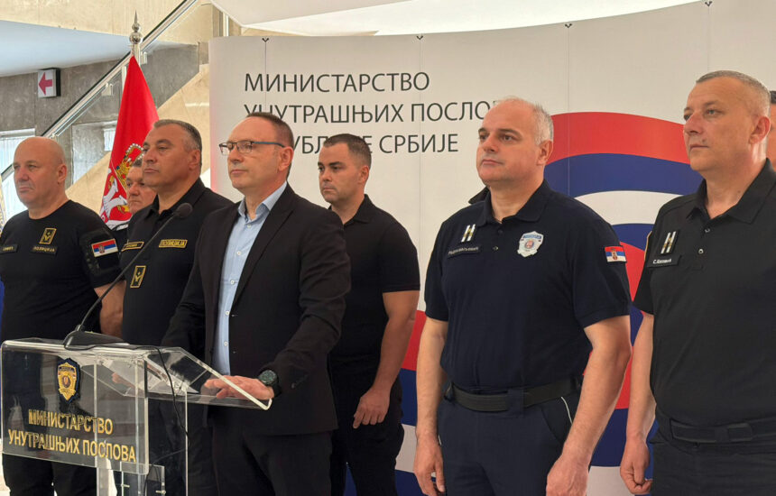 Direktor policije Dragan Vasiljević izjavio je da je prijavljeno okupljanje na Slaviji omogućilo bezbedne pripreme skupa