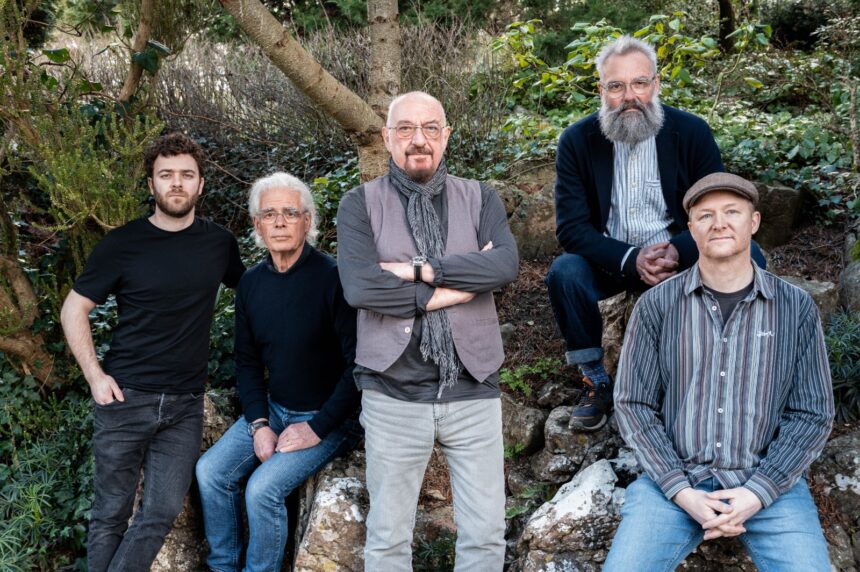 Legendarni Jethro Tull stiže u Beograd 11. septembra, kada će nastupiti u Sava Centru, osam godina nakon prethodnog beogradskog koncerta. Bend predvođen Ianom Andersonom publici donosi muziku iz različitih faza karijere koja traje gotovo šest decenija. Jethro Tull stiže u Beograd: 10 neobičnih priča o bendu