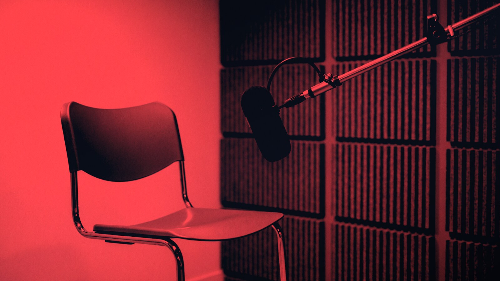 Prazna stolica pred mikrofonom u radijskom studiju, u kosom linijskom rastru