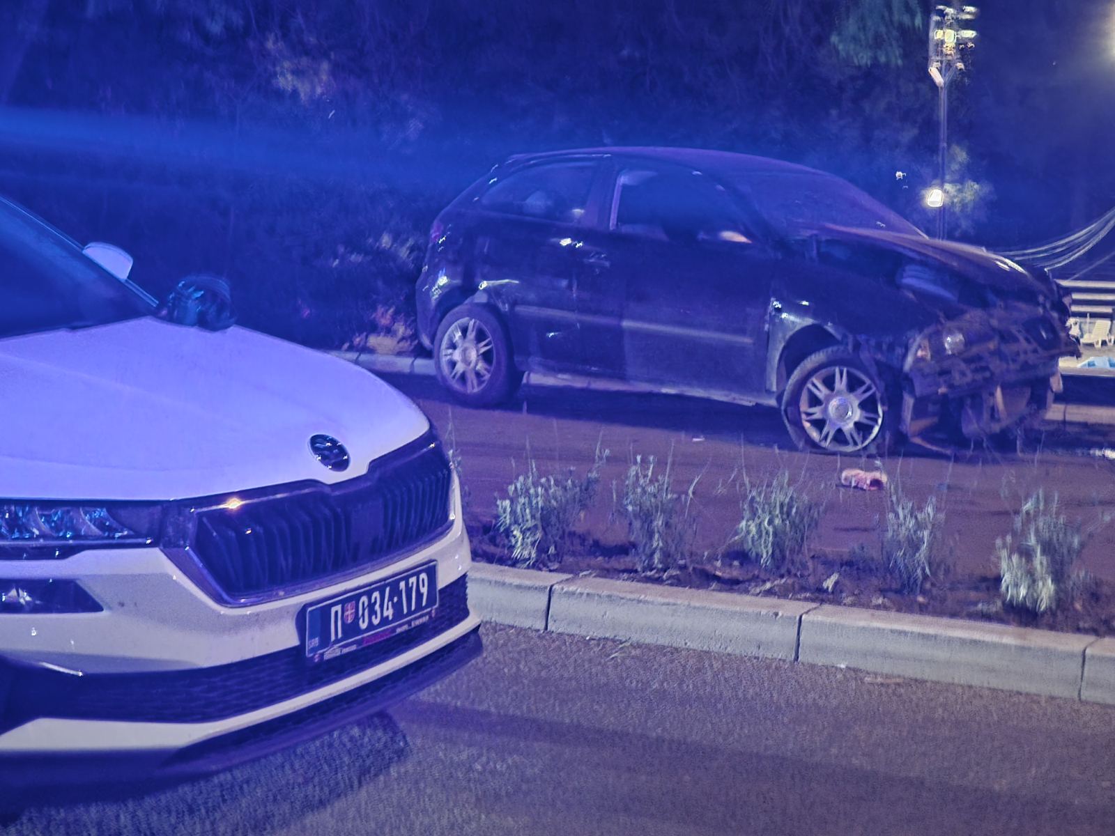 Automobil izleteo na pešačku stazu, povređeni majka i deca