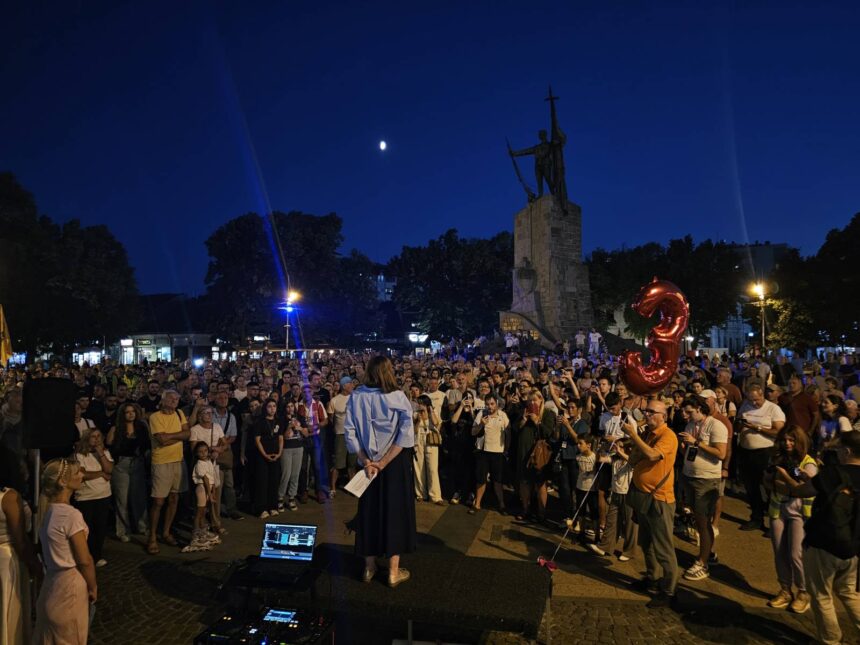 Studentska biciklistička tura „Čuvari Ustava“ stigla je u nedelju uveče, 20. septembra, u Kraljevo, gde su učesnike na Trgu srpskih ratnika dočekali brojni građani uz aplauze, baklje i povike „Pumpaj“. Dolazak studenata organizovan je u okviru predizborne kampanje liste „Studenti pobeđuju“, a okupljenima su se obratili kandidati za narodne poslanike, među kojima su Dejan Šoškić i Nemanja Đurić. „Čuvari Ustava“ u Kraljevu: Govorili kandidati Studentske liste