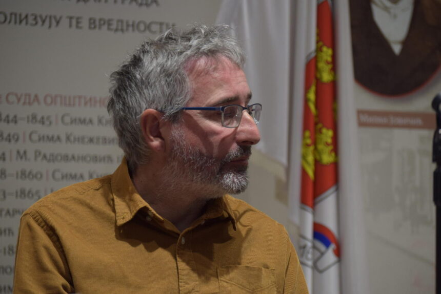 Aleksandar Marić rođen je 1973. godine u Beogradu. Autor je trinaest zbirki pesama: „Iznad pojasa“ Aleksandra Marića večeras u Kraljevu
