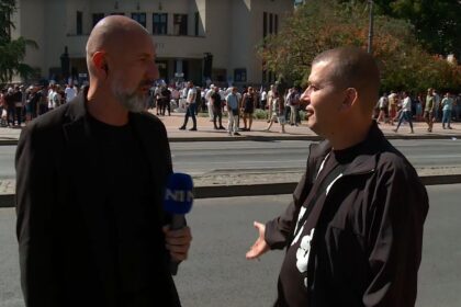 Reporter N1 Nenad Božović vređan i polivan vodom u Nišu