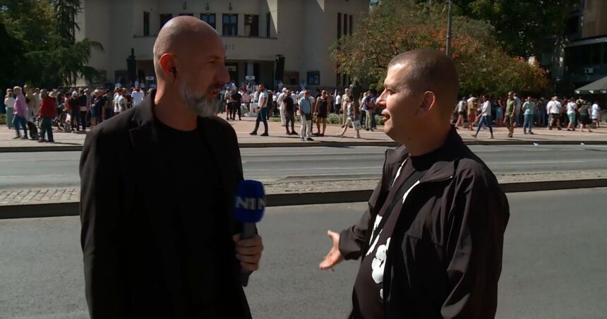 Reporter televizije N1 Nenad Božović i njegova ekipa bili su izloženi uvredama i neprijatnostima tokom izveštavanja iz Niša, gde se danas, 5. septembra, održava sednica Glavnog odbora Srpske napredne stranke. Kako navodi N1, pristalice SNS vređale su Božovića, dok je ekipa kasnije polivena vodom. Reporter N1 Nenad Božović vređan i polivan vodom u Nišu