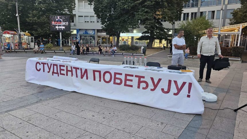 Studenti su na tribini „Kako do pobede na parlamentarnim izborima?“, održanoj u nedelju, 6. septembra, na Trgu srpskih ratnika u Kraljevu, predstavili način na koji planiraju dodatnu kontrolu izbornog procesa, uključujući organizovanje mobilnih timova koji bi pratili moguće nepravilnosti van biračkih mesta. Tribina u Kraljevu: Studenti spremaju mobilne timove za izborni dan