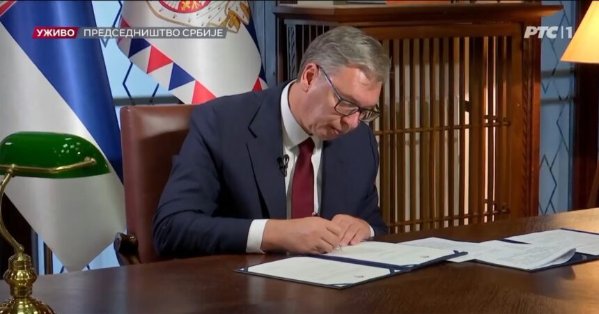 Predsednik Srbije Aleksandar Vučić raspustio je Narodnu skupštinu i raspisao vanredne parlamentarne izbore za 25. oktobar. Vučić je prethodno potpisao ukaz o raspuštanju parlamenta na osnovu obrazloženog predloga Vlade Srbije. Vučić raspustio Skupštinu i raspisao izbore za 25. oktobar