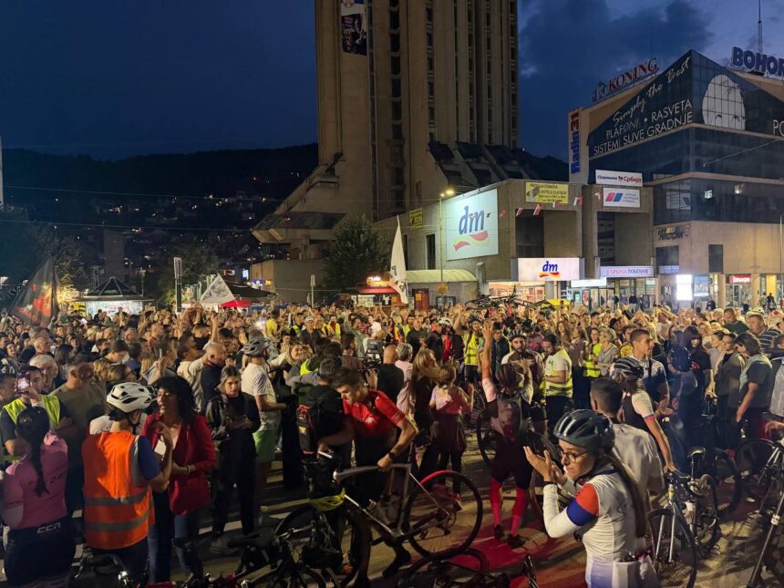 Studenti koji učestvuju u biciklističkoj turi „Čuvari Ustava“ stigli su večeras, 19. septembra, u Užice, gde su ih dočekali brojni građani. U nedelju, 20. septembra, nastavljaju put ka Kraljevu, u okviru predizborne kampanje Studentske liste „Studenti pobeđuju“. Prema najavi organizatora, dolazak biciklista u Kraljevo očekuje se u 18 časova, na Trgu srpskih ratnika. Izbori2026: Iz Užica u Kraljevo - Studenti nastavljaju predizbornu kampanju