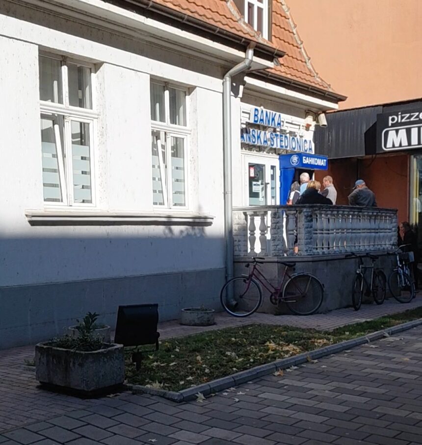 Za nekoga je 6.000 dinara tek nekoliko odlazaka u prodavnicu, a za nekoga značajna pomoć u kućnom budžetu. Zato građanima koji novac još čekaju nije dovoljno objašnjenje da je isplata zvanično završena – žele da znaju gde je zapelo i kome treba da se obrate. Među mogućim razlozima zbog kojih uplata nije stigla jesu problemi sa evidentiranjem prijave, neusaglašeni podaci ili poteškoće sa računom na koji je novac trebalo da bude uplaćen. Ipak, uzrok se može utvrditi tek proverom konkretnog slučaja. Građani Kraljeva koji nam danima pišu, koji su se, tvrde, prijavili preko portala Uprave za trezor mogu da provere status prijave i isplate, dok oni koji imaju namenski račun treba da provere sa Bankom Poštanska štedionica da li je uplata evidentirana. Pošta Srbije može da pruži informacije o proceduri podizanja novca, ali ako uplata nije realizovana, važno je utvrditi koja institucija je nadležna za rešavanje problema. Dodatne nedoumice imaju naslednici preminulih građana, koji moraju da provere da li imaju pravo na novac i koju dokumentaciju treba da dostave, uključujući pravosnažno ostavinsko rešenje kada je potrebno. Važno je razlikovati novac koji je uplaćen, ali nije podignut, od onoga koji na račun uopšte nije stigao. Produženi rok za podizanje novca ne rešava problem građana koji uplatu nisu dobili. Pitanja smo uputili Pošti Srbije, tražeći objašnjenje zbog čega pojedini građani još čekaju novac, koji su mogući razlozi za izostanak uplate i kome treba da se obrate kada ih upućuju od jedne institucije do druge. Odgovore čekamo. Niste dobili 6.000 dinara? Pišite nam! Redakcija želi da čuje iskustva građana Kraljeva koji još čekaju pomoć. Da li vas šalju od Pošte do Poštanske štedionice? Da li ste dobili objašnjenje zbog čega novac nije stigao? Gde je 6.000 dinara? Građane Kraljeva šalju od Pošte do Poštanske štedionice