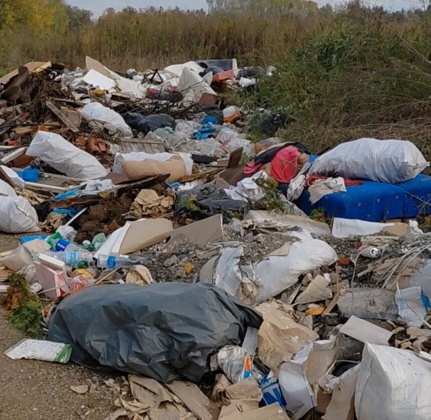 Meštani Grdice kod mosta u Oplanićima, uz Zapadnu Moravu, godinama apeluju na nesavesne građane da ne bacaju smeće na ovom mestu, na kojem se stvorila divlja deponija izuzetnno neprijatnog mirisa. Iz razgovora sa meštanima, saznali smo da je u pitanju privatni posed i da je vlasnik zemljišta u više navrata čistio prostor, ali da se u svega nekoliko dana, smeće opet pojavljivalo. Divlja deponija u Grdici raste iz dana u dan