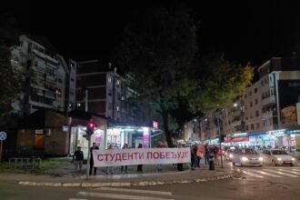 ,,Tri poljupca hoću ja" sinoć na Maloj pijaci