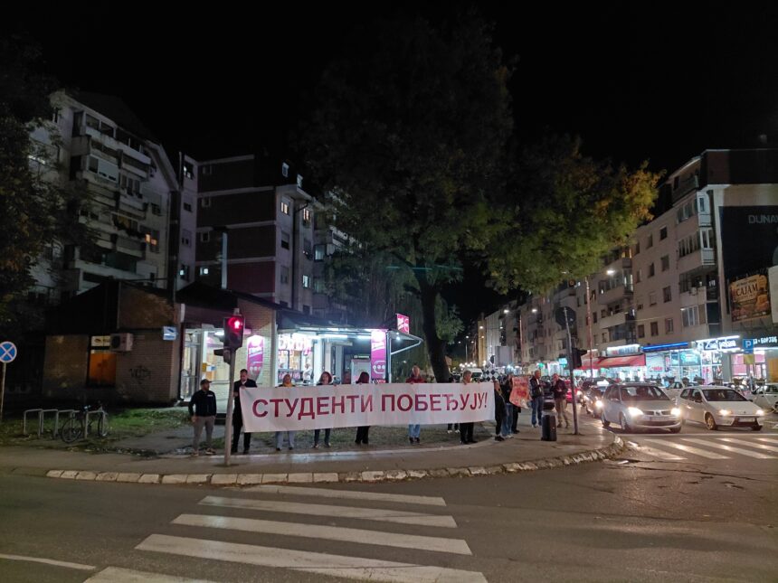 ,,Tri poljupca hoću ja" sinoć na Maloj pijaci