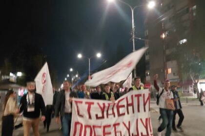 Kraljevo između studentskih poruka i mitinga SNS-a: Na jednom trgu kontrolori, na drugom Baja Mali Knindža
