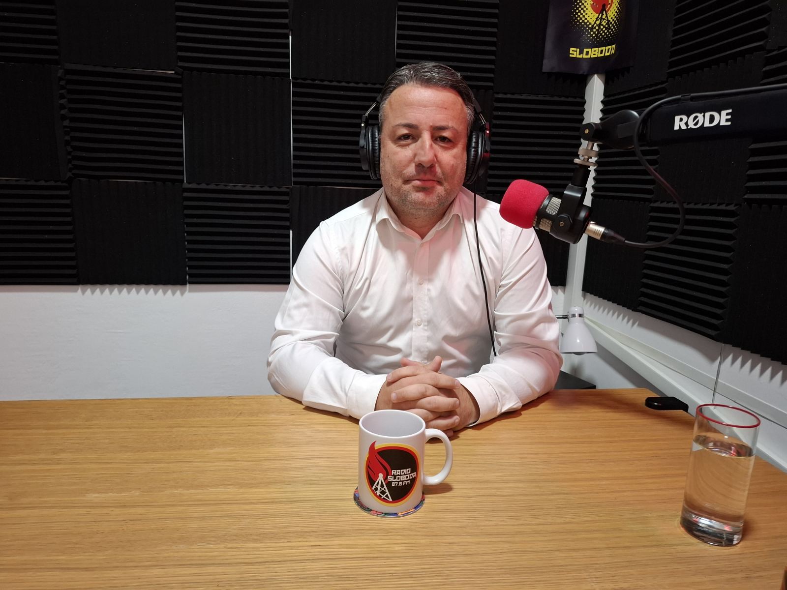 Danas smo u studiju Radio Slobode razgovarale sa Ivanom Pantelićem Pipom, odbornikom i predsednikom Gradskog odbora Srbija centra u Kraljevu. Jovana Ristić i ja otvorile smo teme koje prate završnicu kampanje pred parlamentarne izbore 25. oktobra – odnos prema studentskoj listi, saradnju opozicije, odluku SRCE da izađe na izbore i ono što ta stranka nudi biračima.Pantelić tvrdi da Srbija centar studentsku listu ne vidi kao protivnika, već kao saveznika, i da promena vlasti zahteva dobar rezultat studenata, ali i prelazak cenzusa drugih opozicionih lista. Ivan Pantelić Pipo: „Naš put je evropska Srbija“