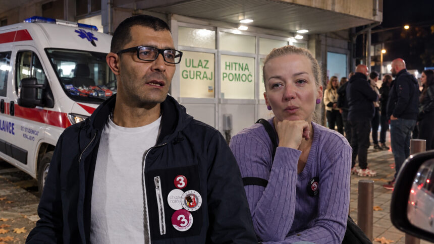 Grupa aktivista Srpske napredne stranke opkolila je automobil u kojem su se nalazili Marjana Rakić i Darko Janković na raskrsnici ulica Dimitrija Tucovića i Vojvode Putnika u Kraljevu. Incident je zabeležen na snimku, na kojem se vidi više osoba oko vozila, fizički kontakt i otimanje zastave sa brojem 3 i porukom „Studenti pobeđuju“. SNS aktivisti napali aktiviste Studentske liste: „Oteli su nam zastavu“