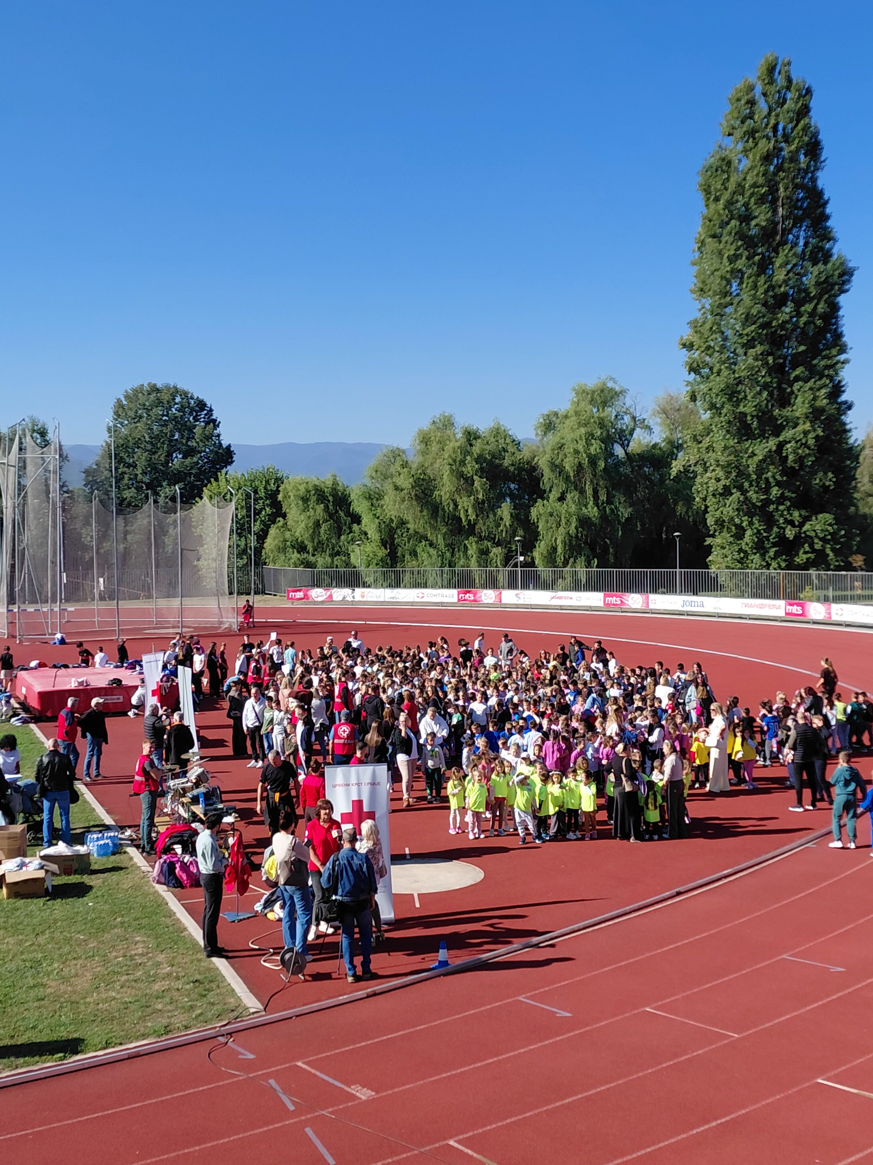 Dečji smeh, trka, navijanje i aplauzi danas su ispunili Atletski stadion u Kraljevu, gde je održana tradicionalna „Trka za srećnije detinjstvo“, u organizaciji Crvenog krsta Kraljevo. Kraljevački mališani trčali za srećnije detinjstvo: Trka na Atletskom stadionu spojila sport i humanost
