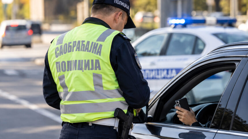 Pripadnici Ministarstva unutrašnjih poslova, Uprave saobraćajne policije, sankcionisali su 3.046 vozača zbog nepropisnog korišćenja mobilnog telefona tokom akcije „Fokus na putu“, koja je sprovedena od 5. do 11. oktobra širom Srbije, saopštio je MUP. MUP: Više od 3.000 vozača kažnjeno zbog mobilnog telefona